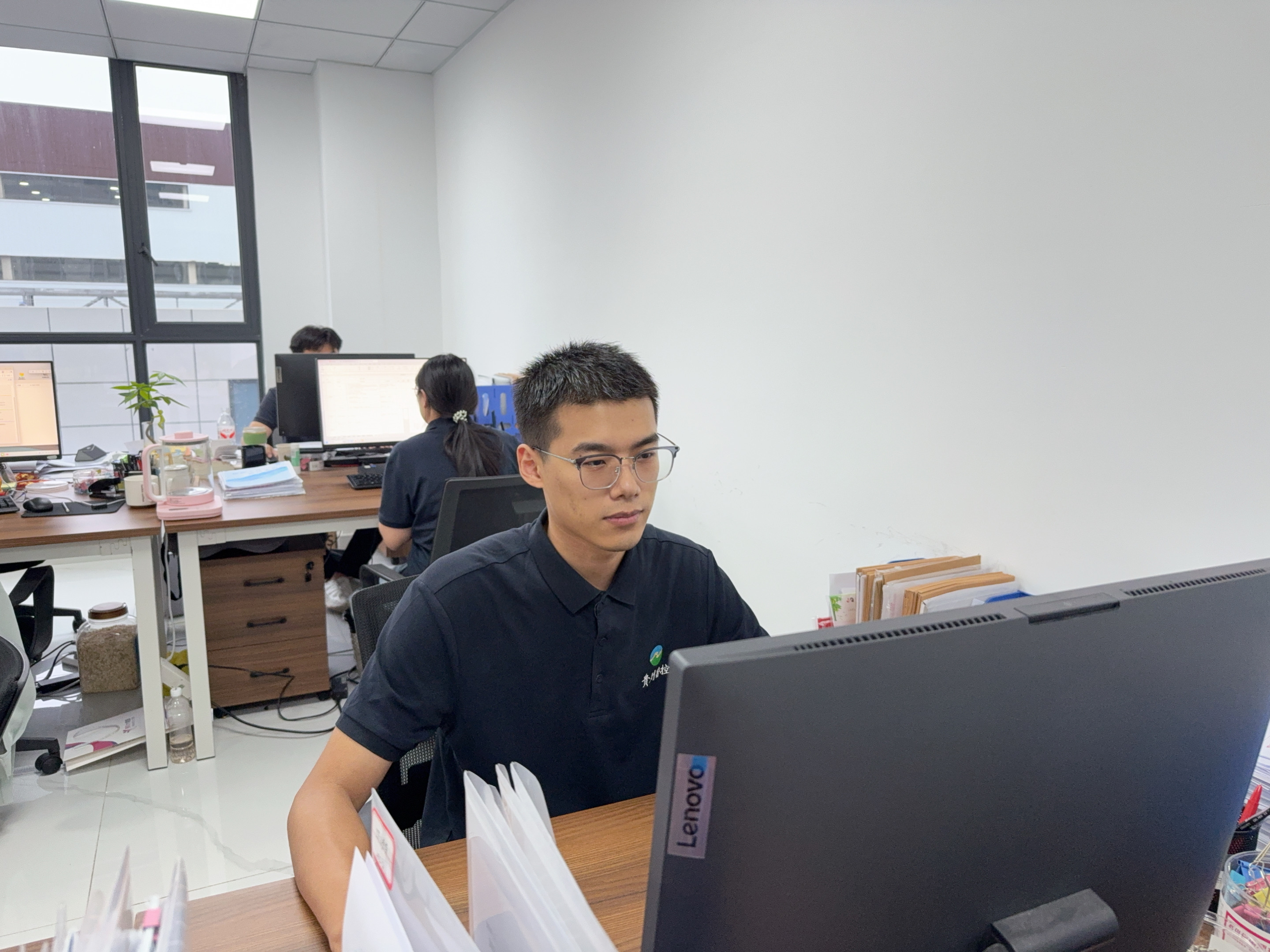 1760145576812.jpg 圖為李鵬程在處理文件.jpg